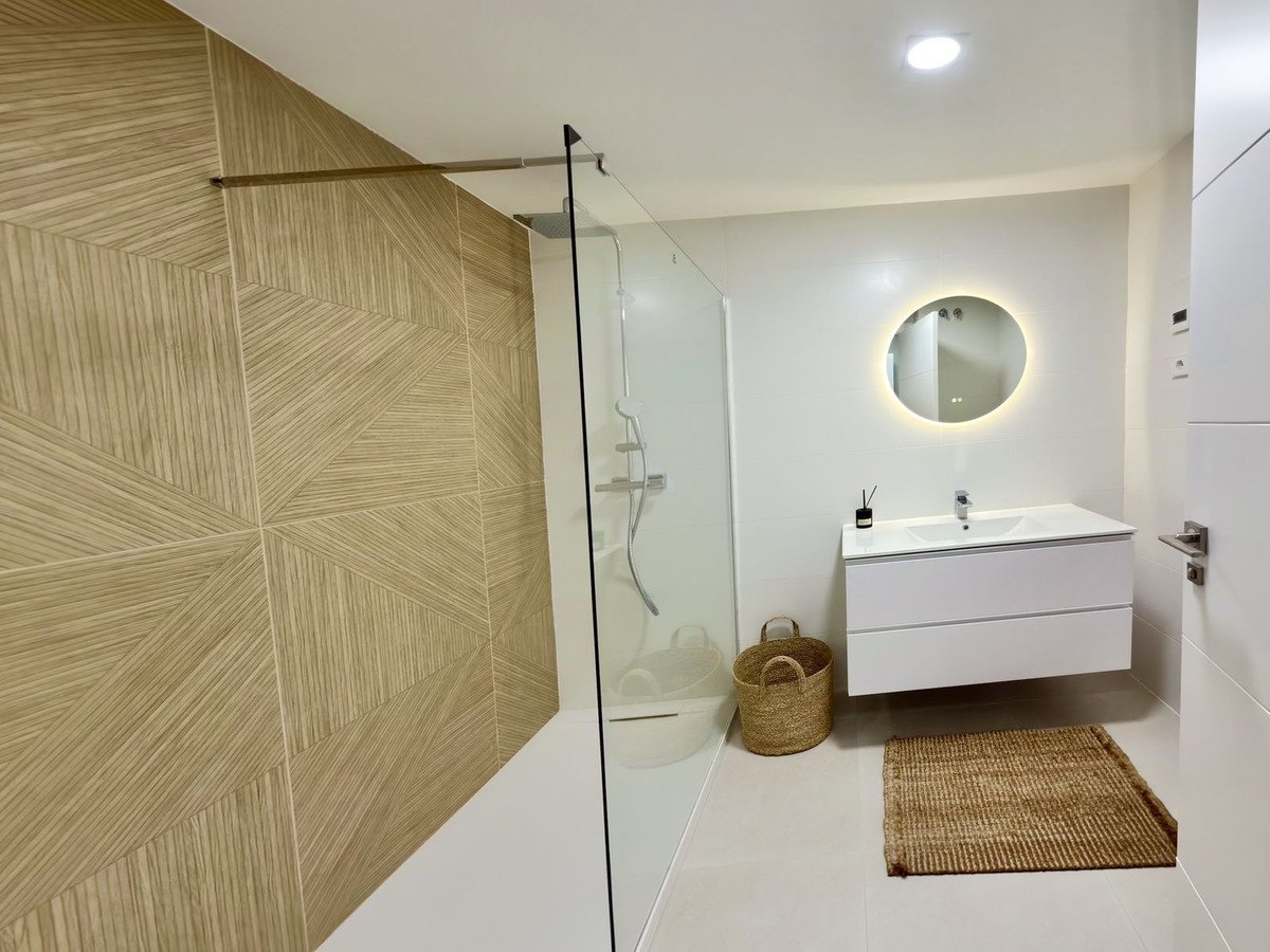 2 Bed Middle Floor Apartment in Estepona