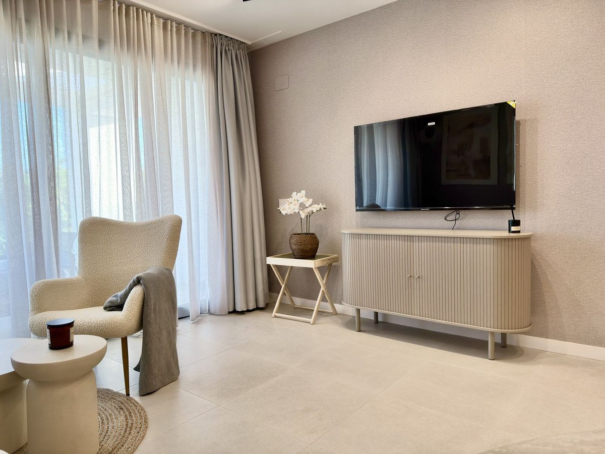 2 Bed Middle Floor Apartment in Estepona