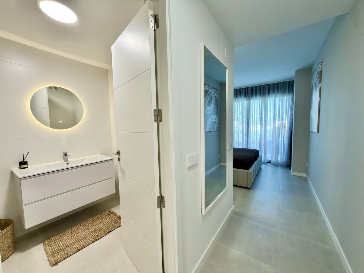 2 Bed Middle Floor Apartment in Estepona