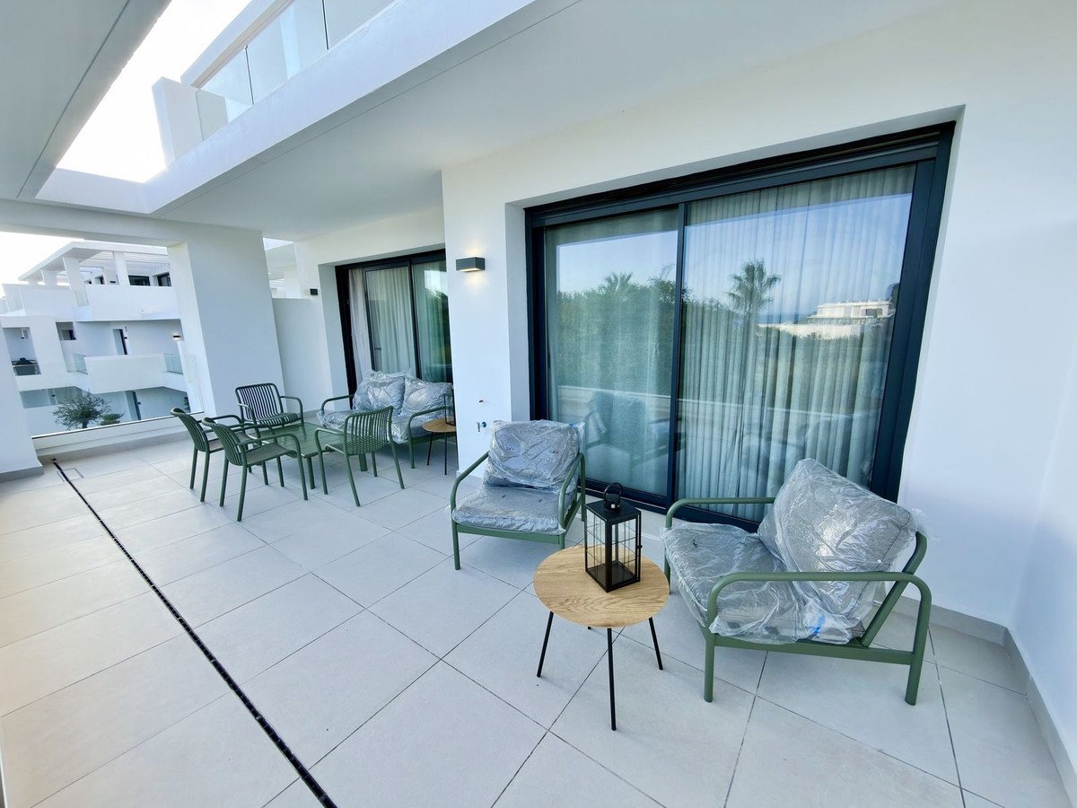 2 Bed Middle Floor Apartment in Estepona