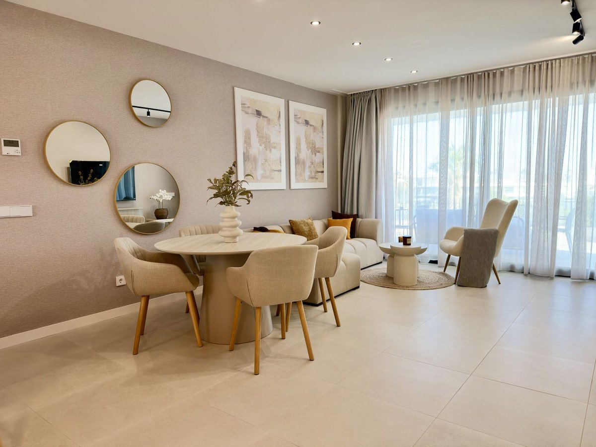 2 Bed Middle Floor Apartment in Estepona