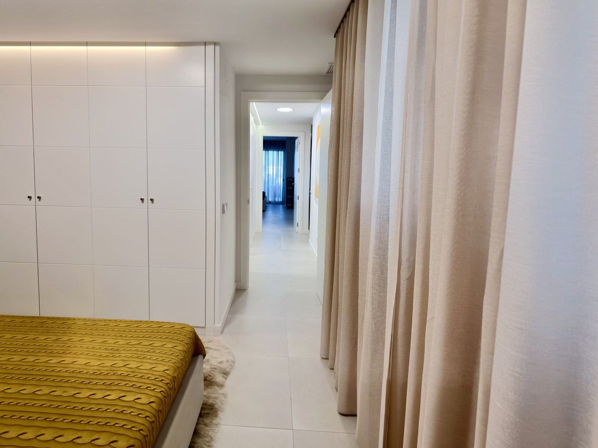 2 Bed Middle Floor Apartment in Estepona