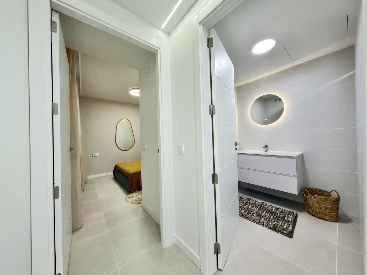2 Bed Middle Floor Apartment in Estepona