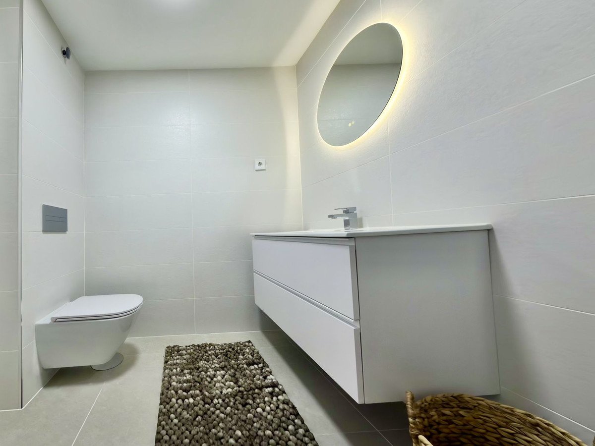 2 Bed Middle Floor Apartment in Estepona