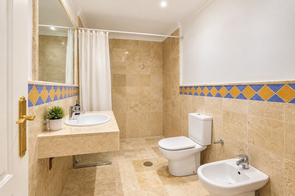 3 Bed Middle Floor Apartment in Nueva Andalucía