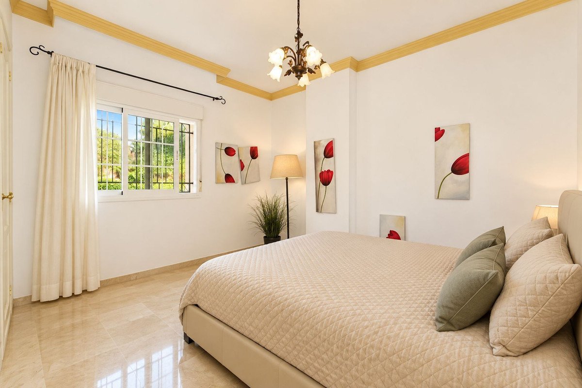 3 Bed Middle Floor Apartment in Nueva Andalucía