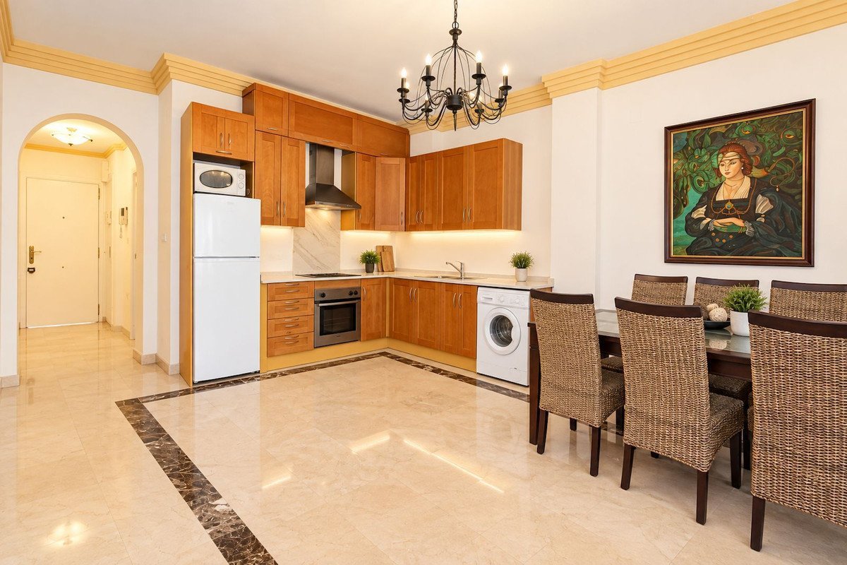 3 Bed Middle Floor Apartment in Nueva Andalucía