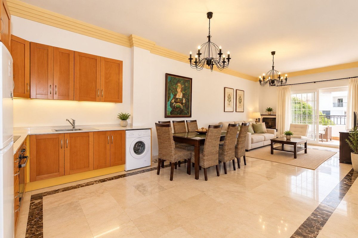 3 Bed Middle Floor Apartment in Nueva Andalucía