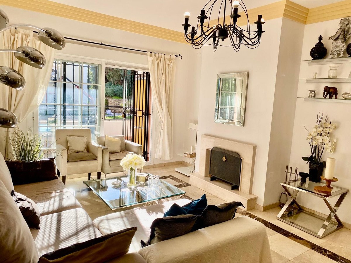 3 Bed Middle Floor Apartment in Nueva Andalucía