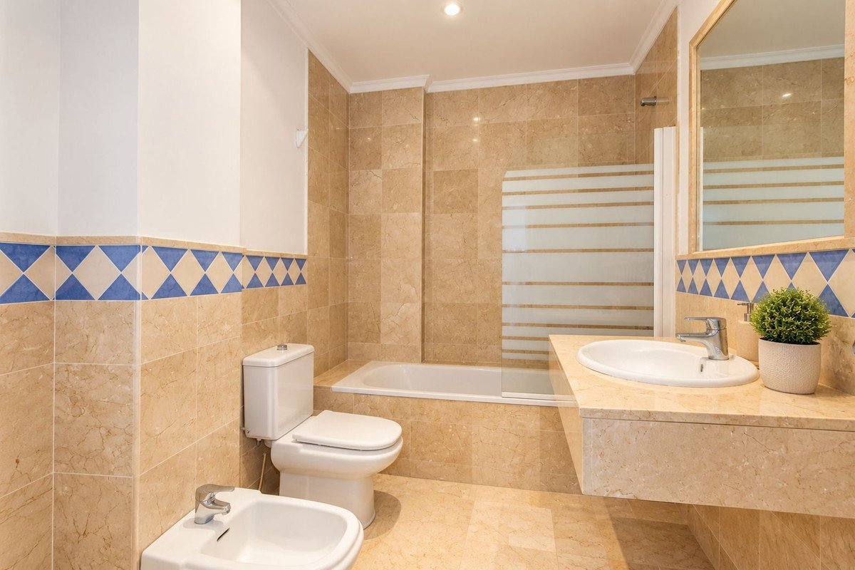 3 Bed Middle Floor Apartment in Nueva Andalucía