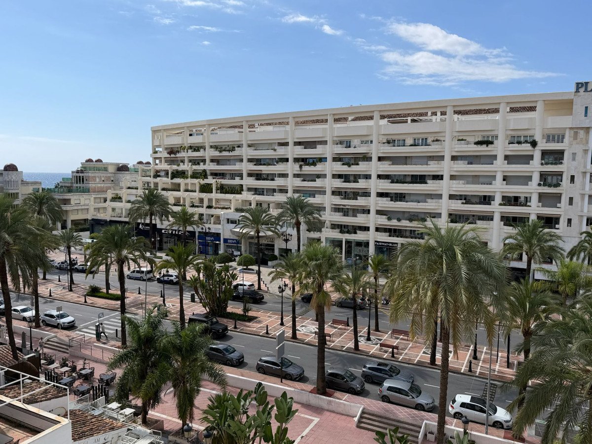 2 Bed Middle Floor Apartment in Puerto Banús
