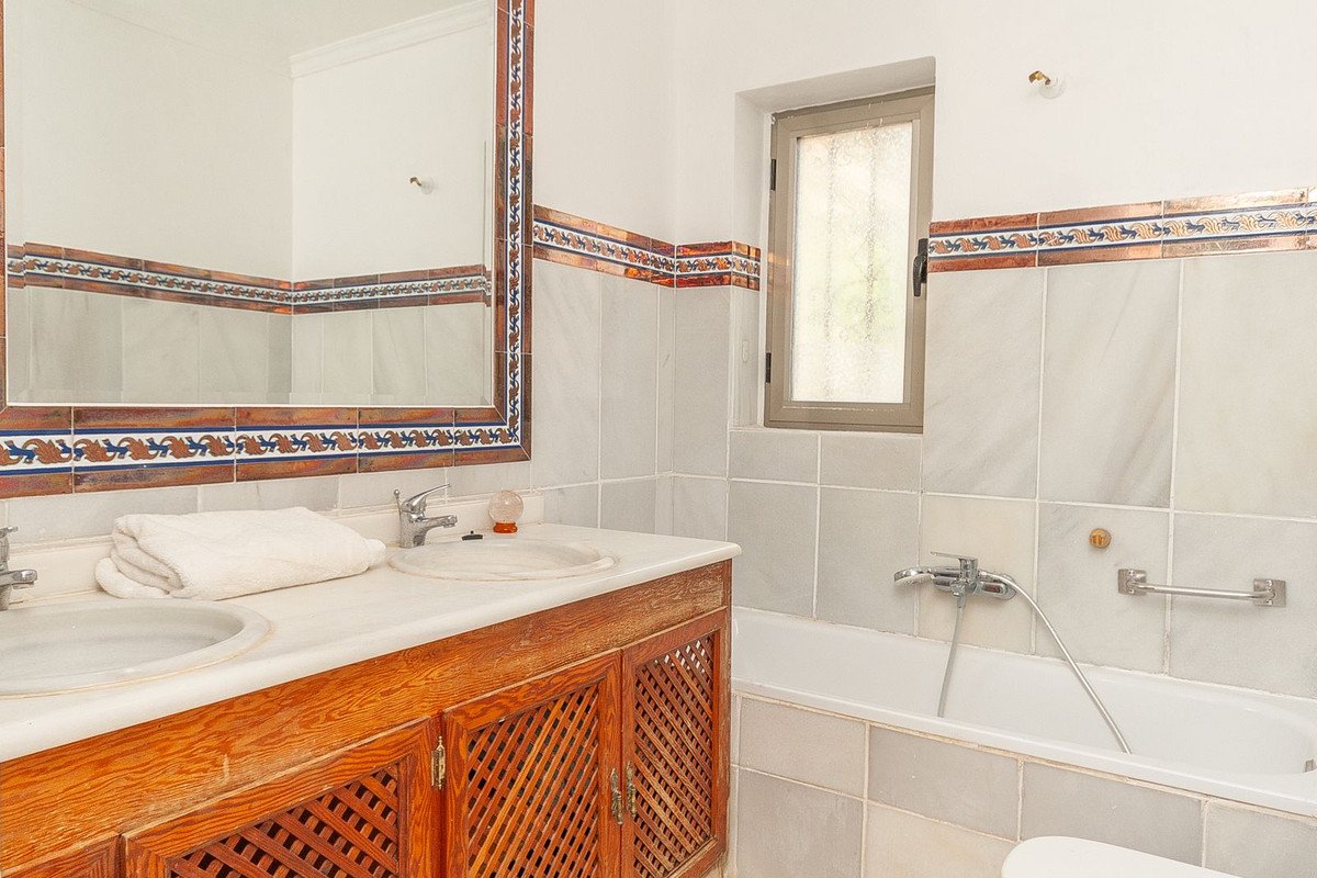 4 Bed Detached Villa in Elviria