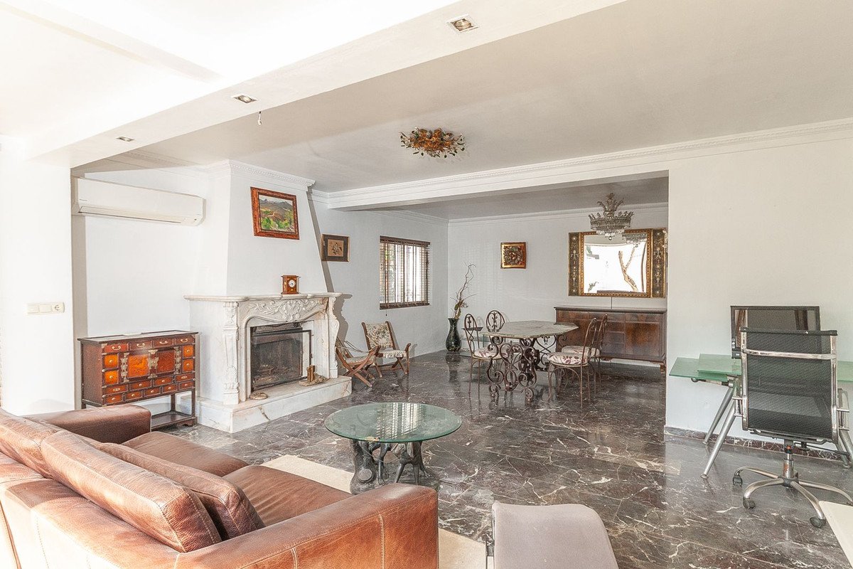 4 Bed Detached Villa in Elviria