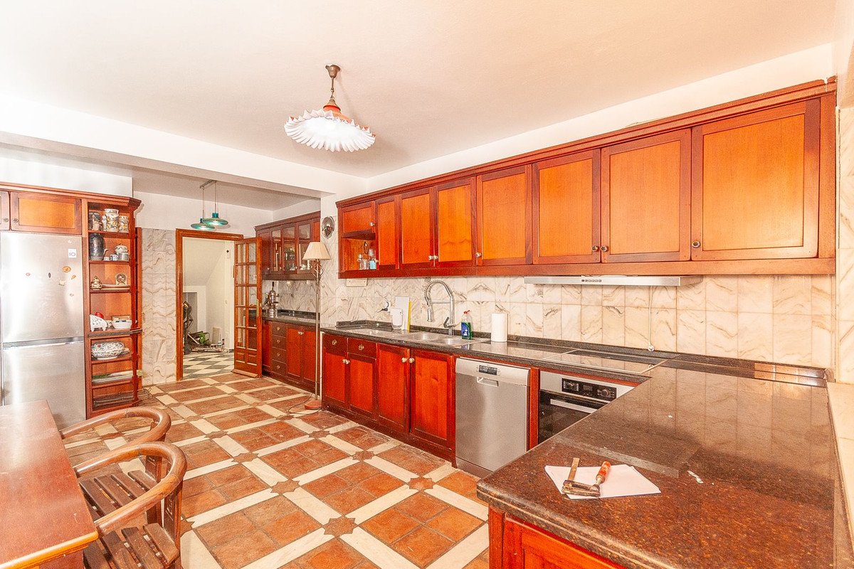 4 Bed Detached Villa in Elviria