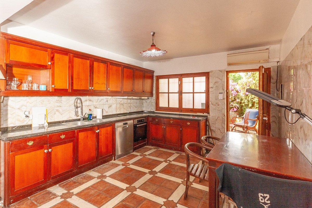 4 Bed Detached Villa in Elviria