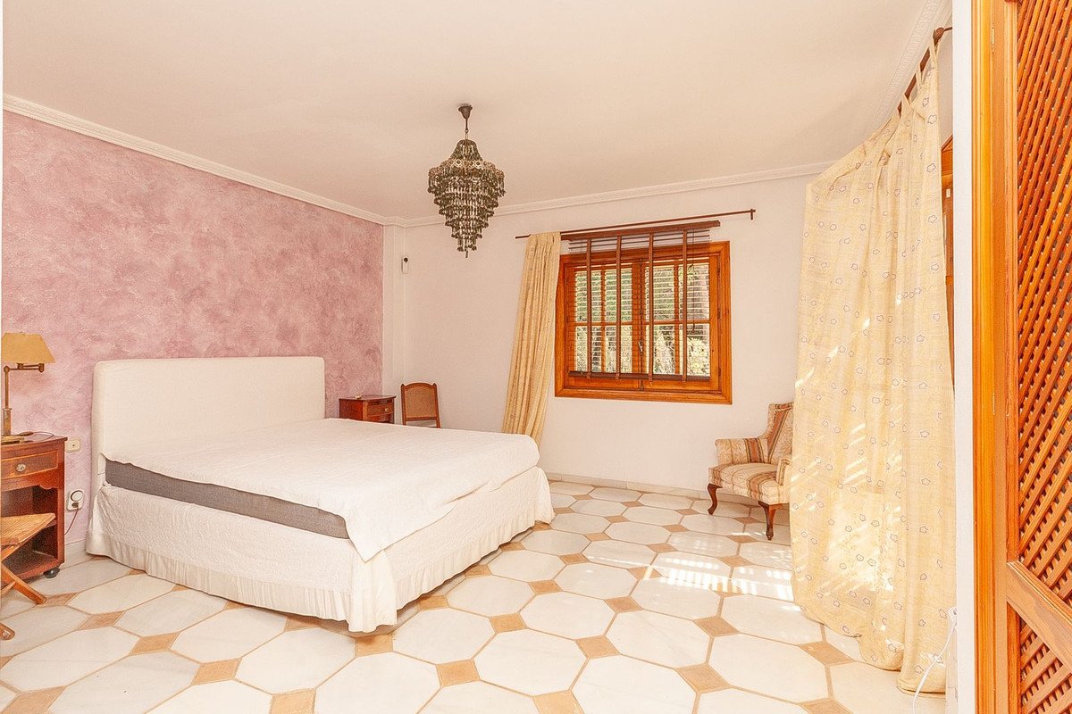 4 Bed Detached Villa in Elviria