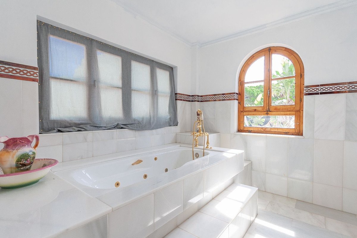 4 Bed Detached Villa in Elviria