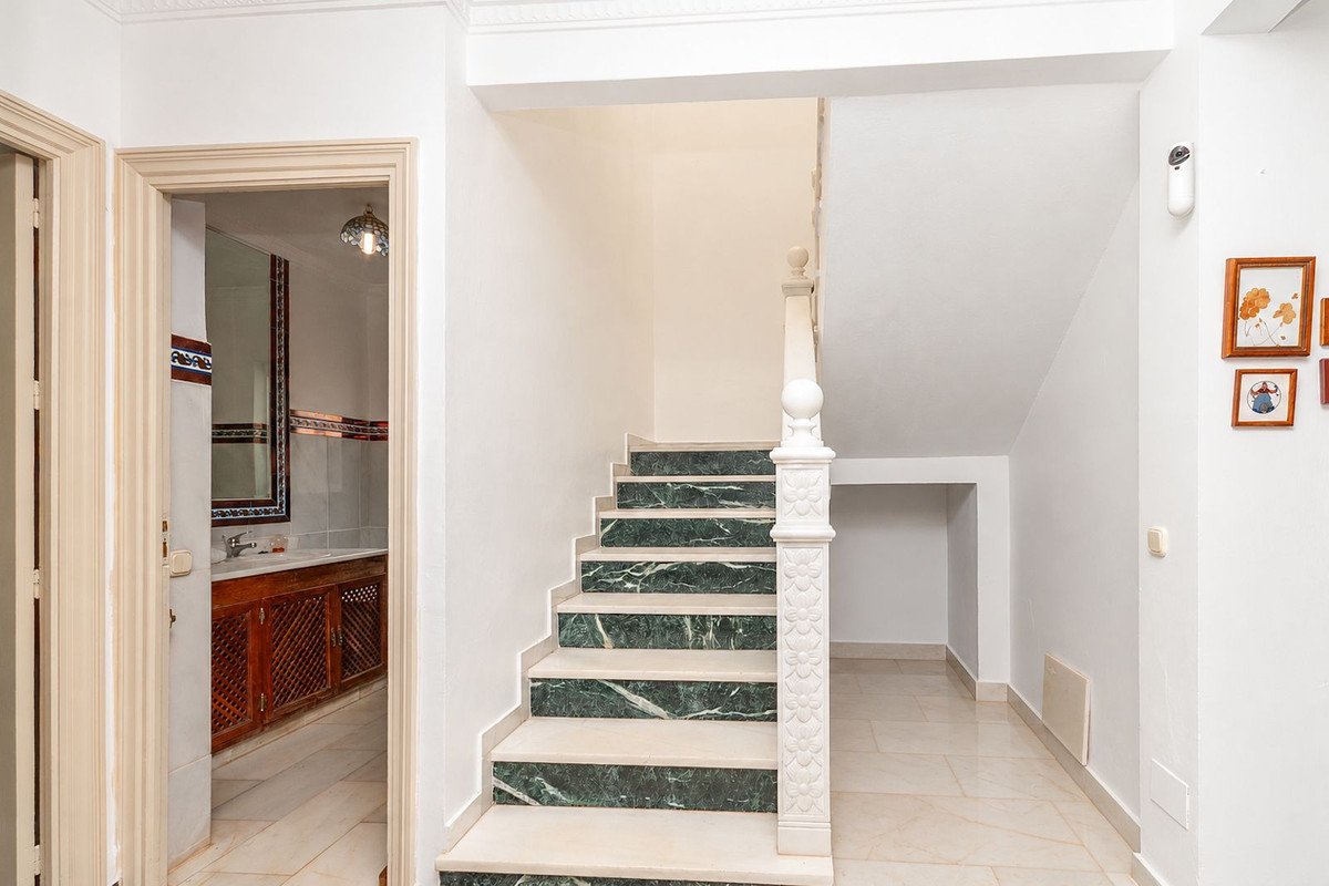 4 Bed Detached Villa in Elviria