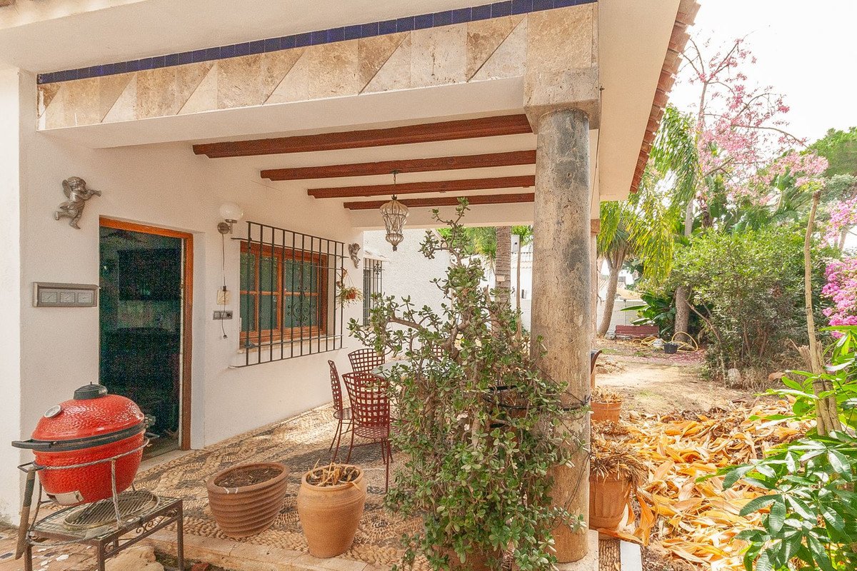 4 Bed Detached Villa in Elviria