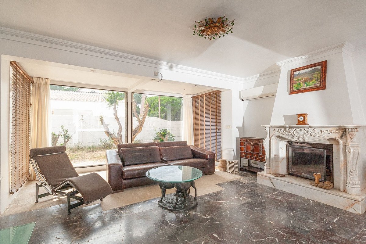 4 Bed Detached Villa in Elviria