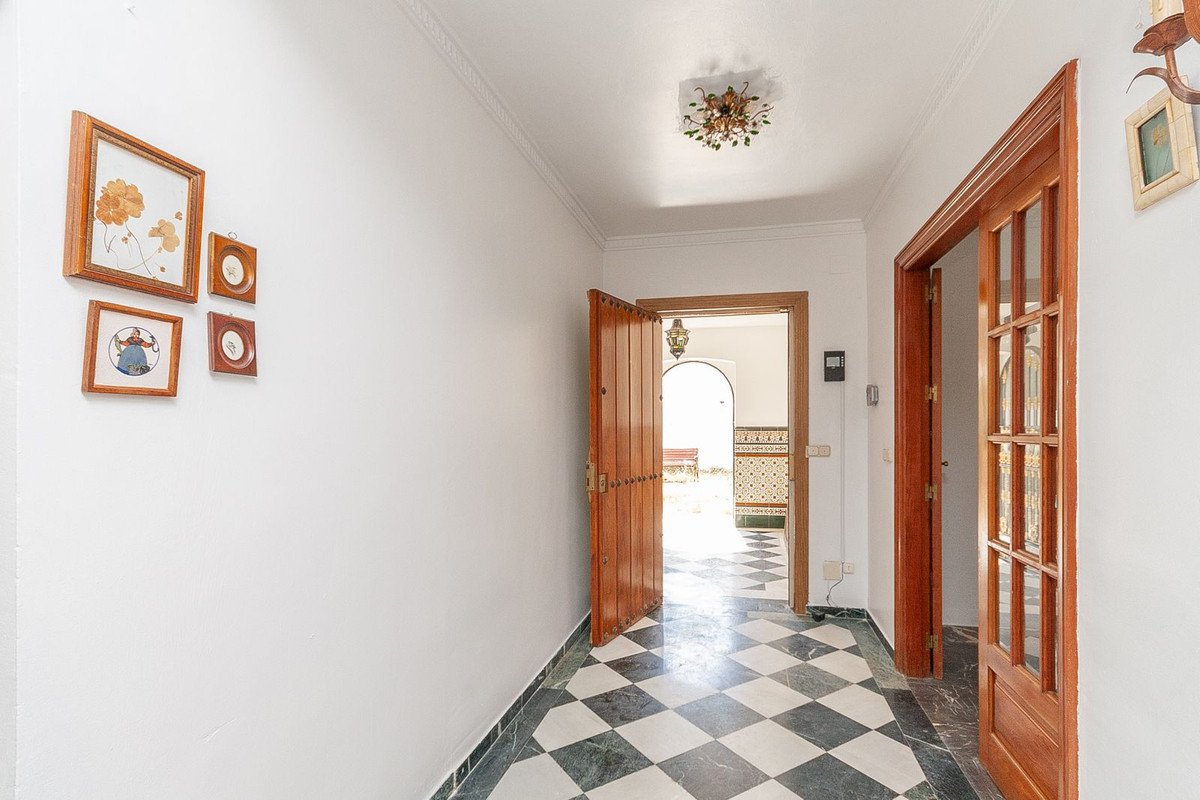 4 Bed Detached Villa in Elviria