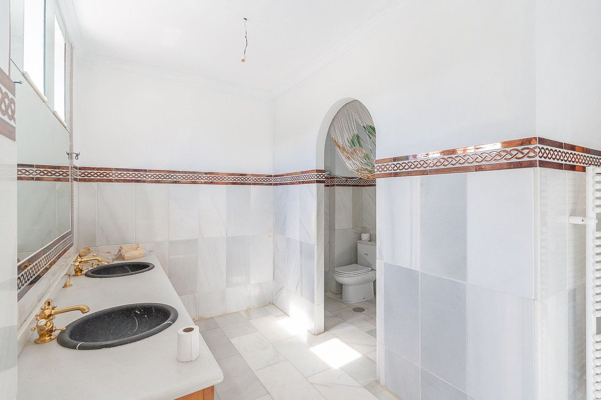 4 Bed Detached Villa in Elviria