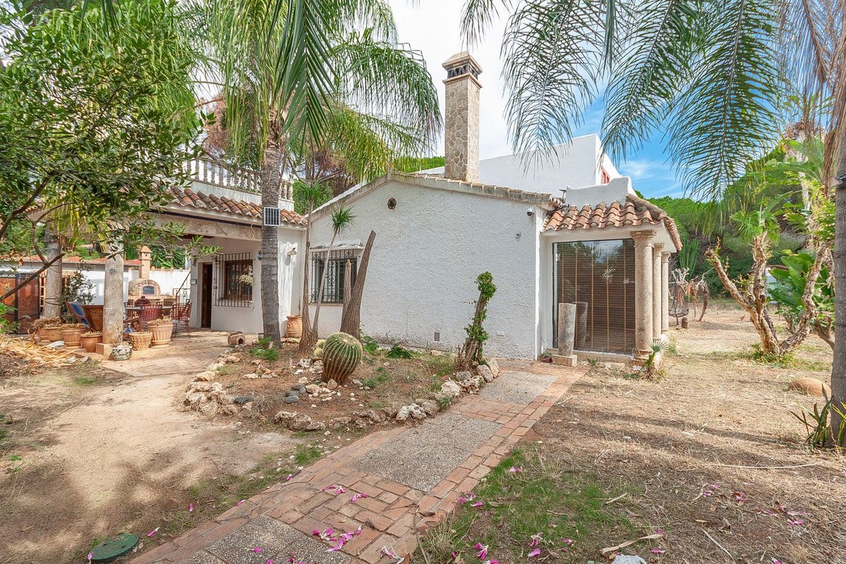 4 Bed Detached Villa in Elviria