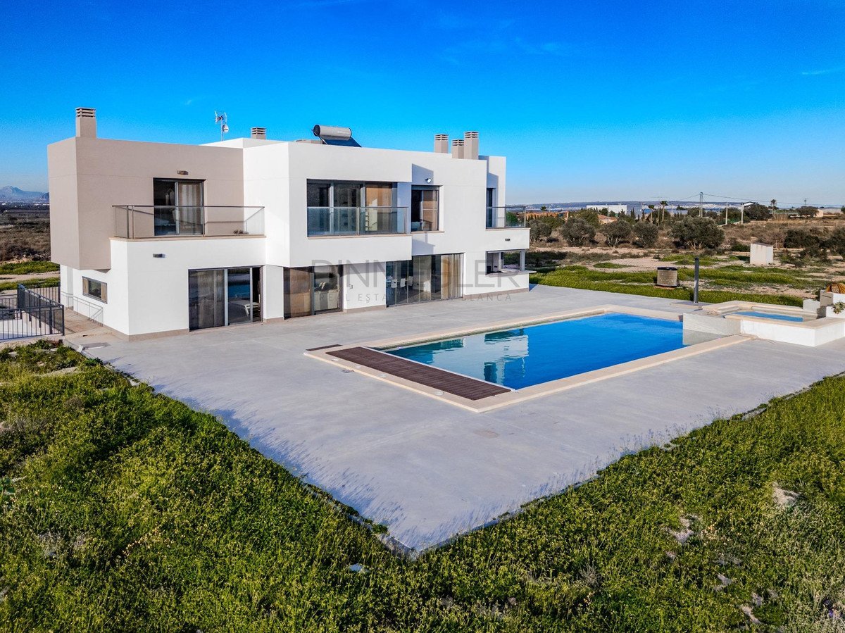 5 Bed Detached Villa in La Marina