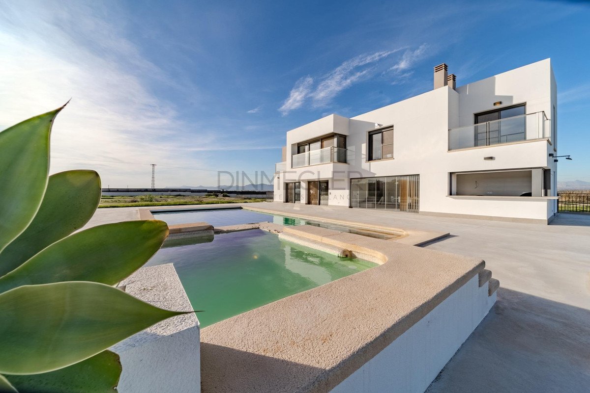 5 Bed Detached Villa in La Marina