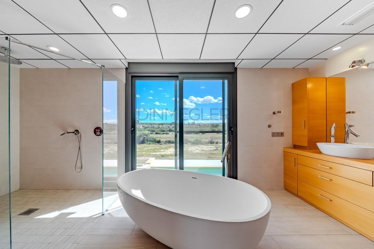 5 Bed Detached Villa in La Marina