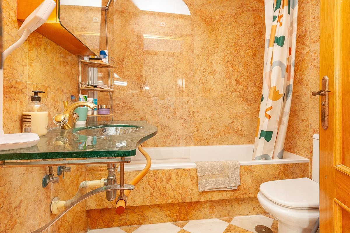 2 Bed Middle Floor Apartment in Marbella