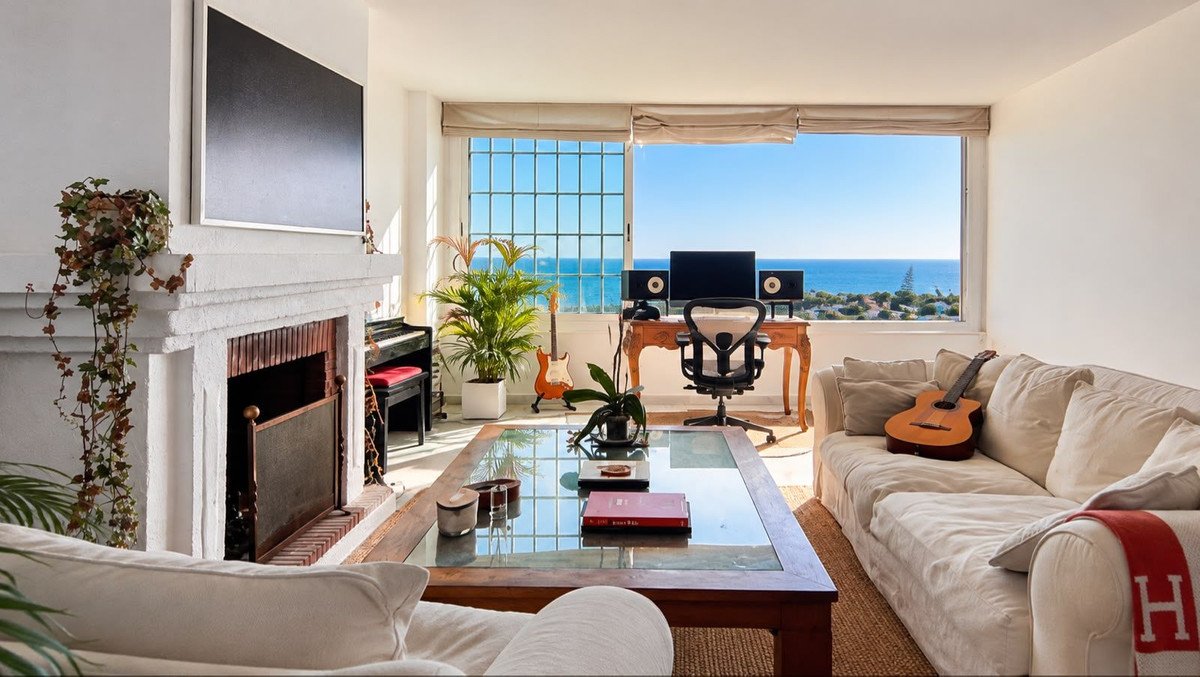 2 Bed Middle Floor Apartment in Puerto Banús