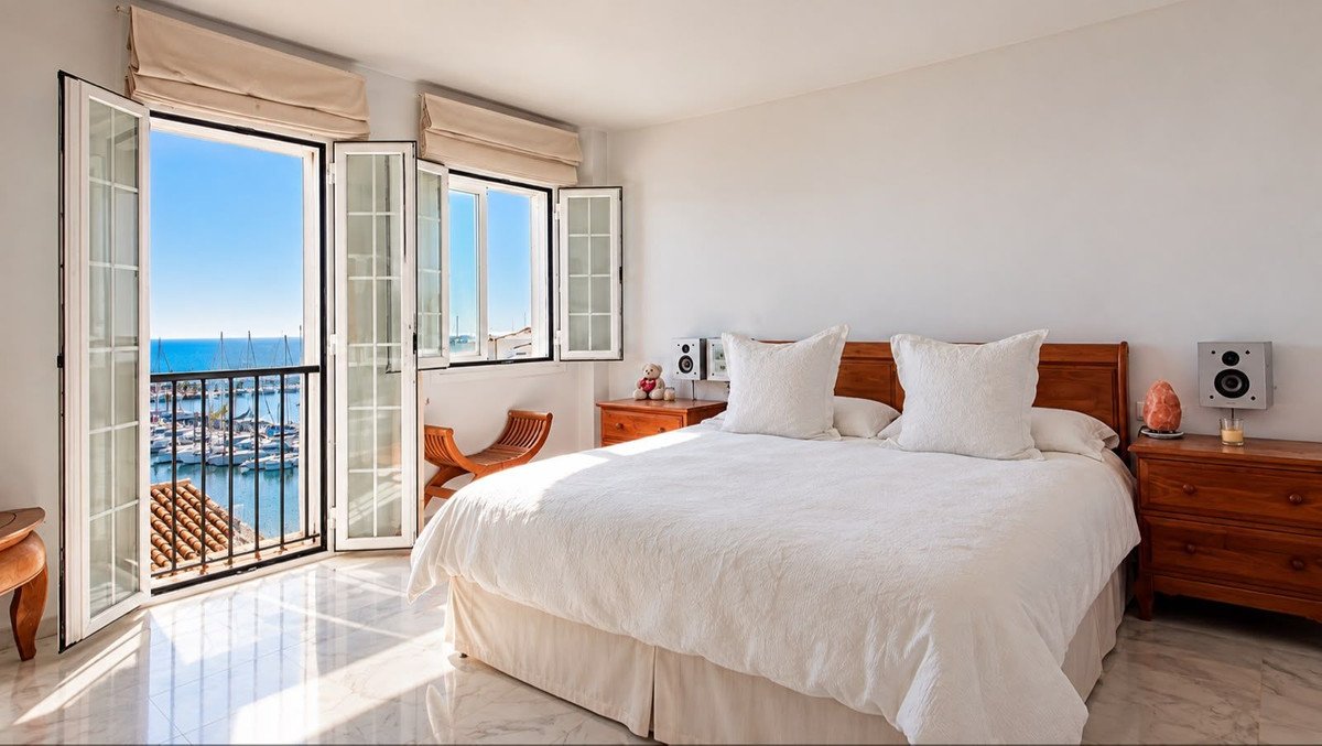 2 Bed Middle Floor Apartment in Puerto Banús