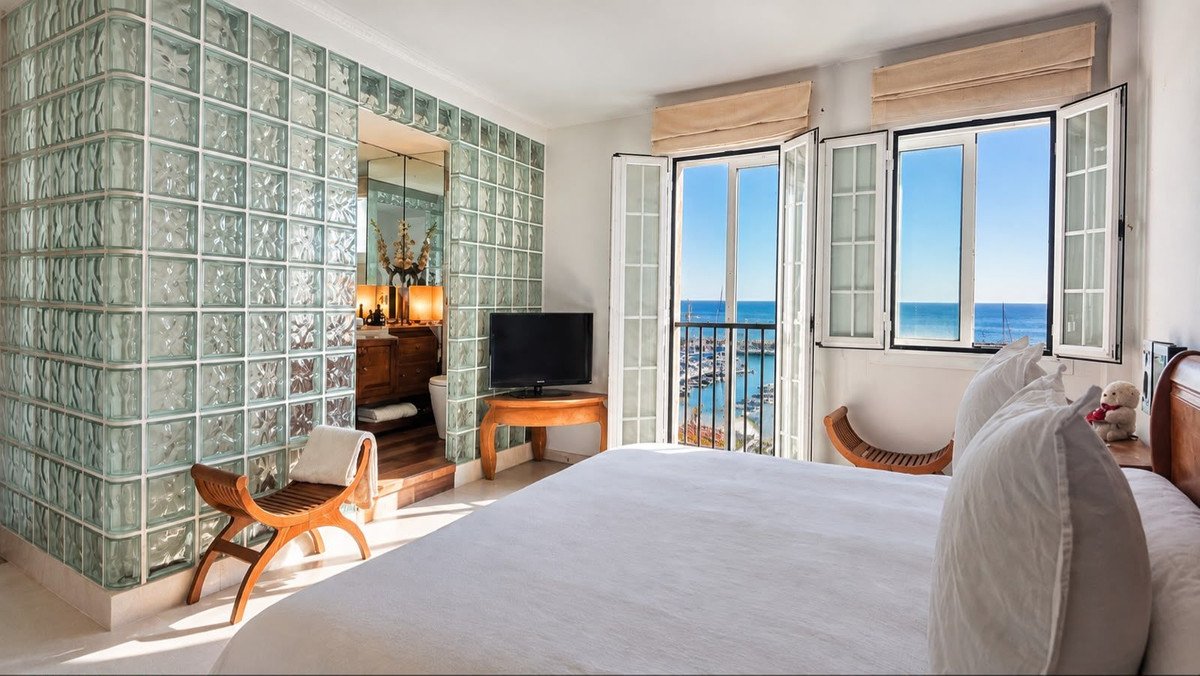 2 Bed Middle Floor Apartment in Puerto Banús