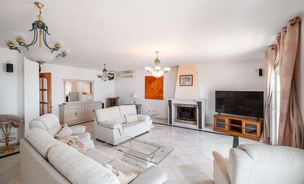 5 Bed Detached Villa in Benalmadena