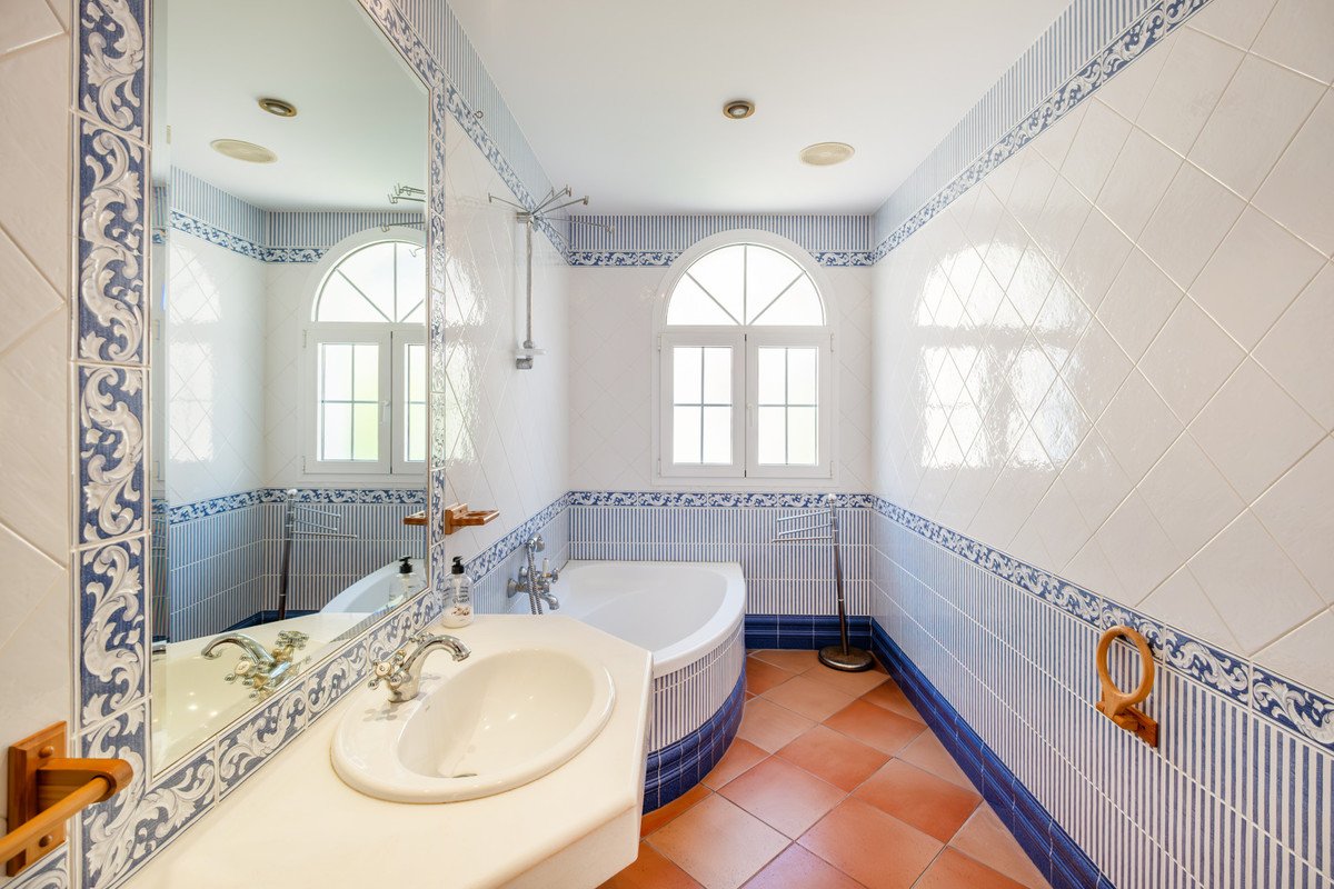 5 Bed Detached Villa in Benalmadena