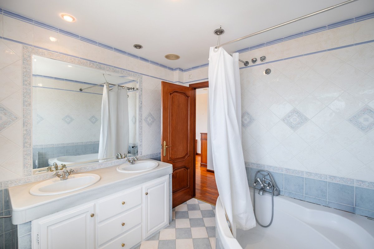 5 Bed Detached Villa in Benalmadena