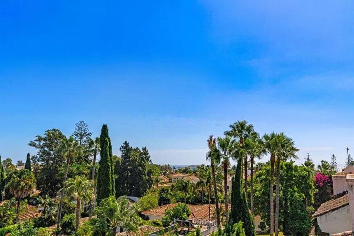 2 Bed Top Floor Apartment in San Pedro de Alcántara