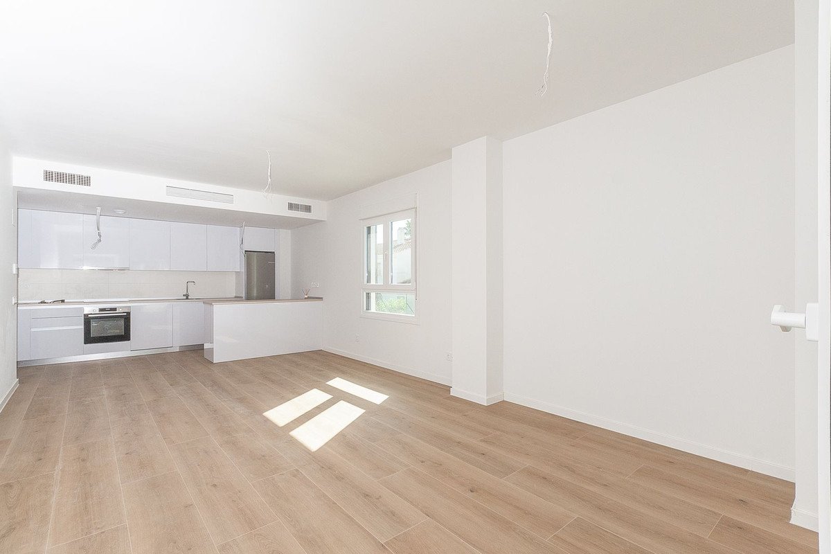 4 Bed Middle Floor Apartment in El Chaparral