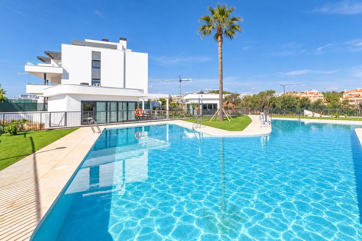 4 Bed Middle Floor Apartment in El Chaparral