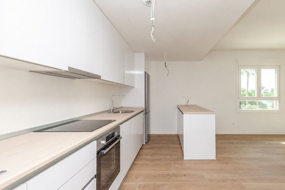 4 Bed Middle Floor Apartment in El Chaparral