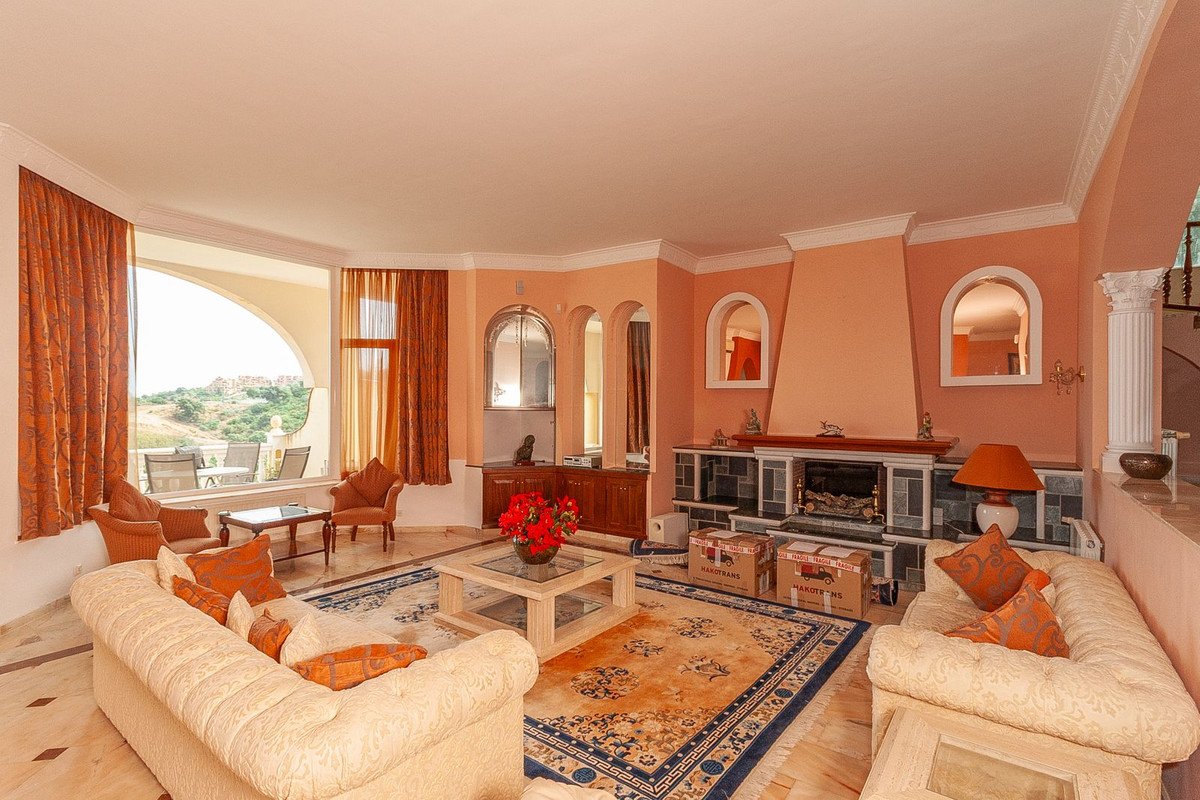 6 Bed Detached Villa in La Mairena