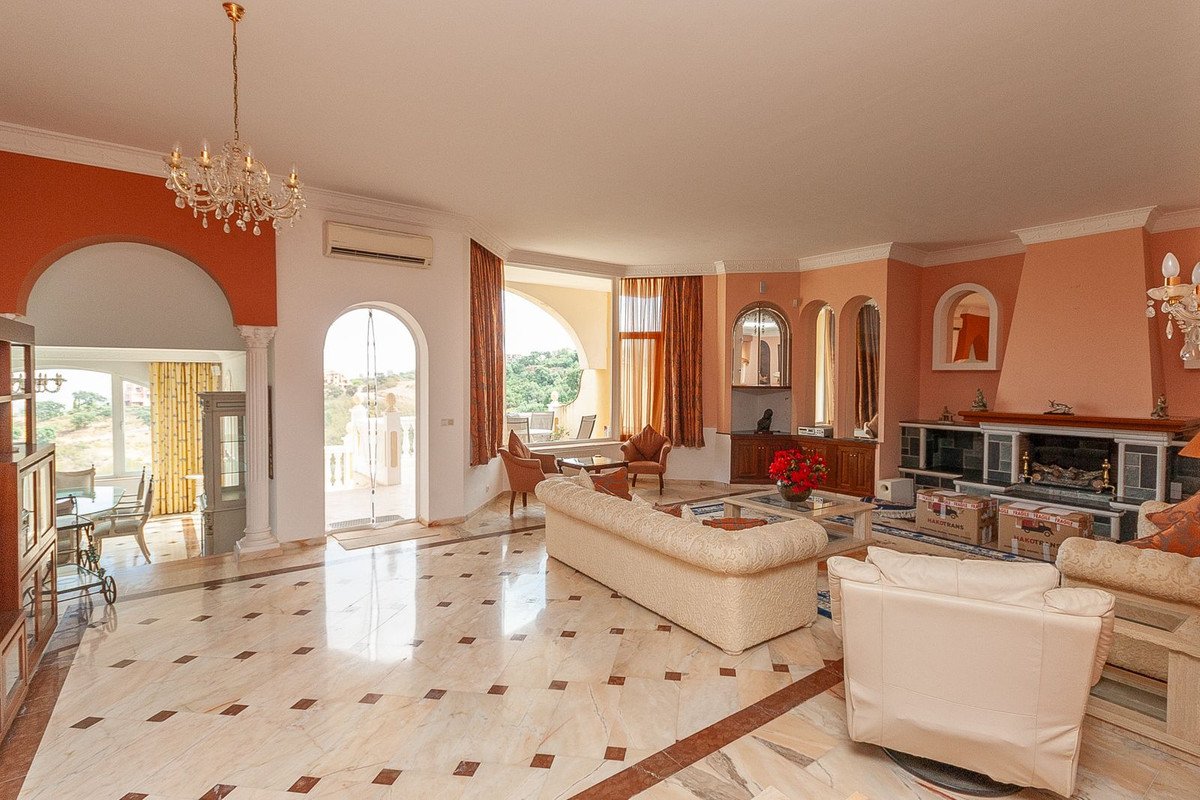 6 Bed Detached Villa in La Mairena
