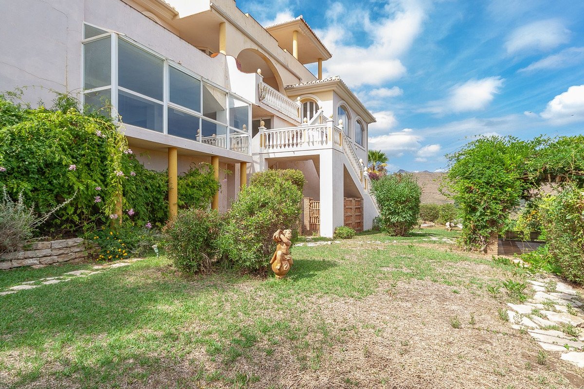 6 Bed Detached Villa in La Mairena