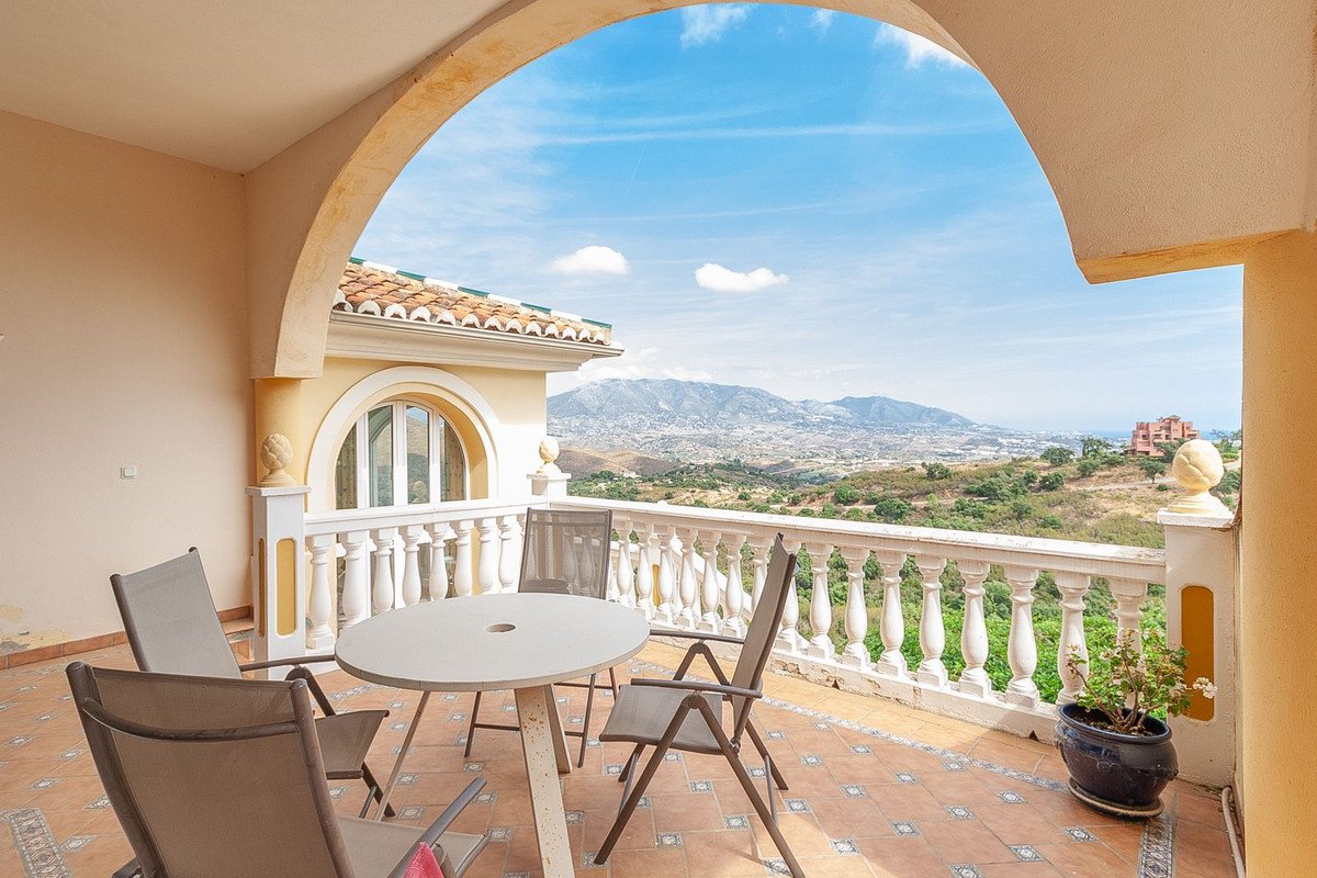 6 Bed Detached Villa in La Mairena