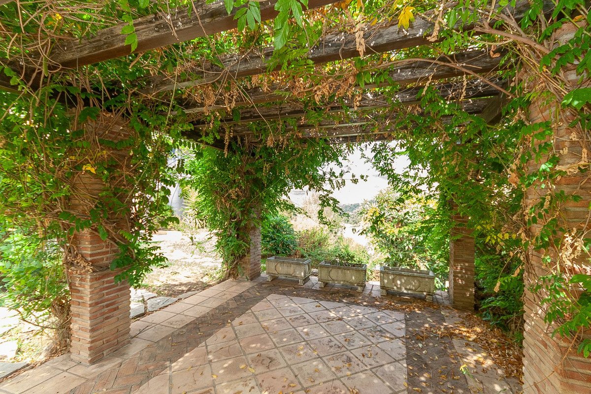 6 Bed Detached Villa in La Mairena