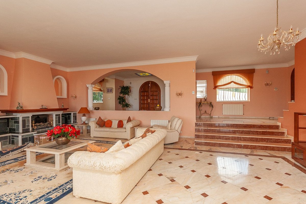 6 Bed Detached Villa in La Mairena