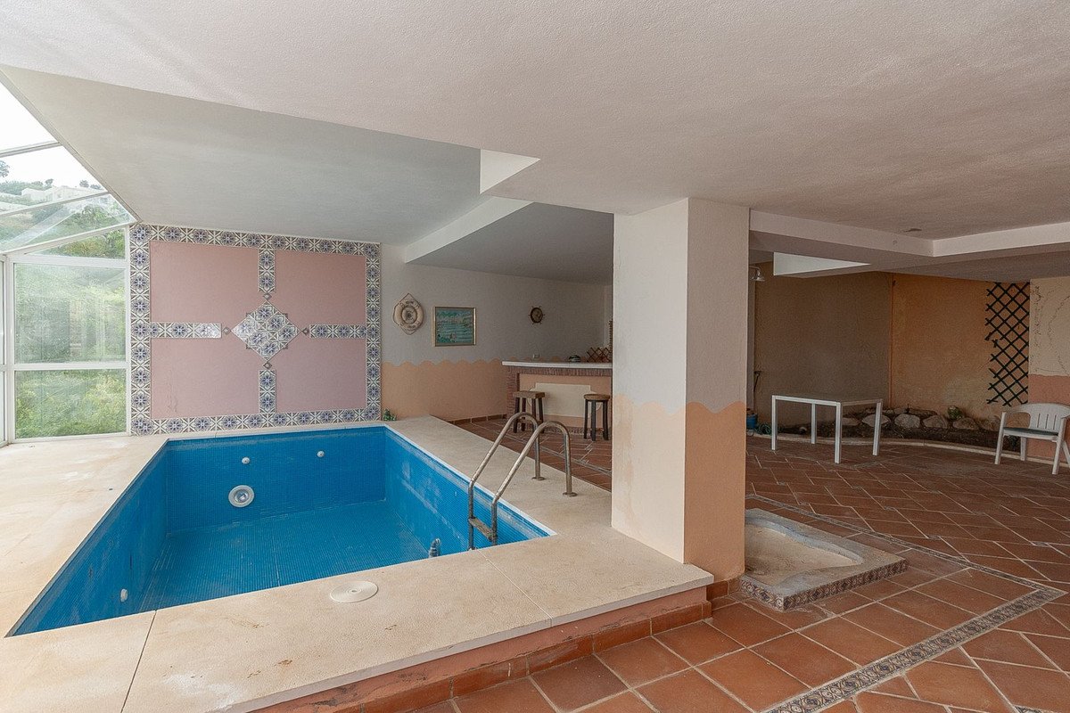 6 Bed Detached Villa in La Mairena