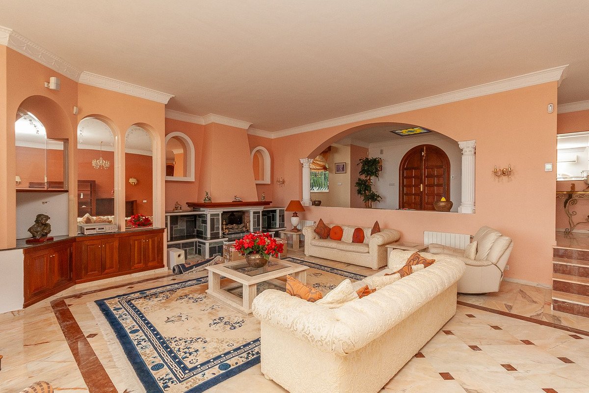 6 Bed Detached Villa in La Mairena