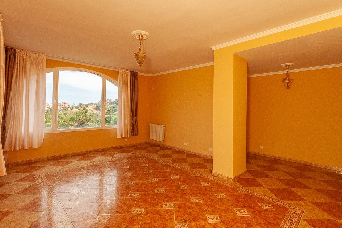6 Bed Detached Villa in La Mairena
